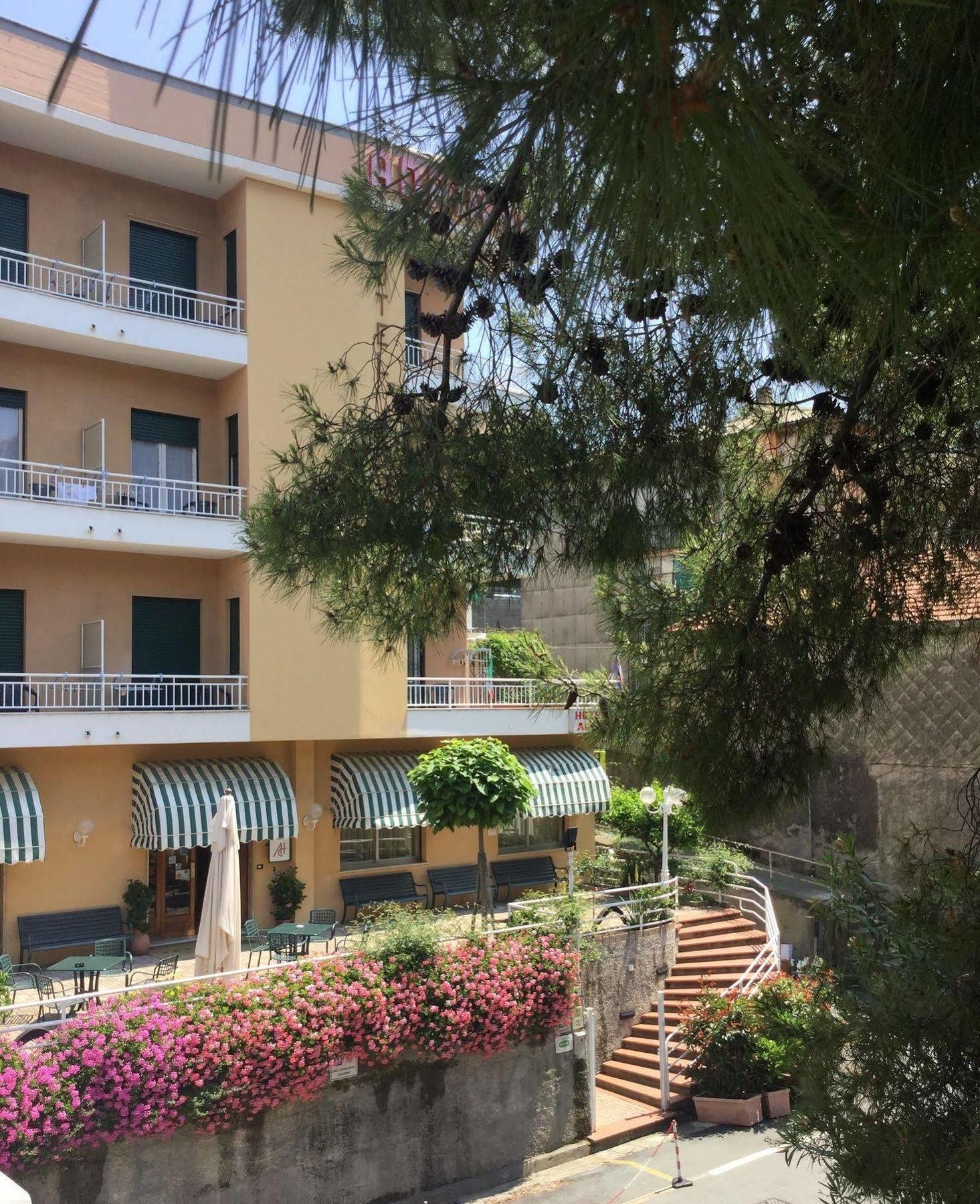 Albergo Adriana チェッレ・リーグレ エクステリア 写真